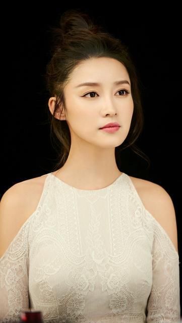 李沁晒出美照，仙气飘飘实在太美，配文保护当下