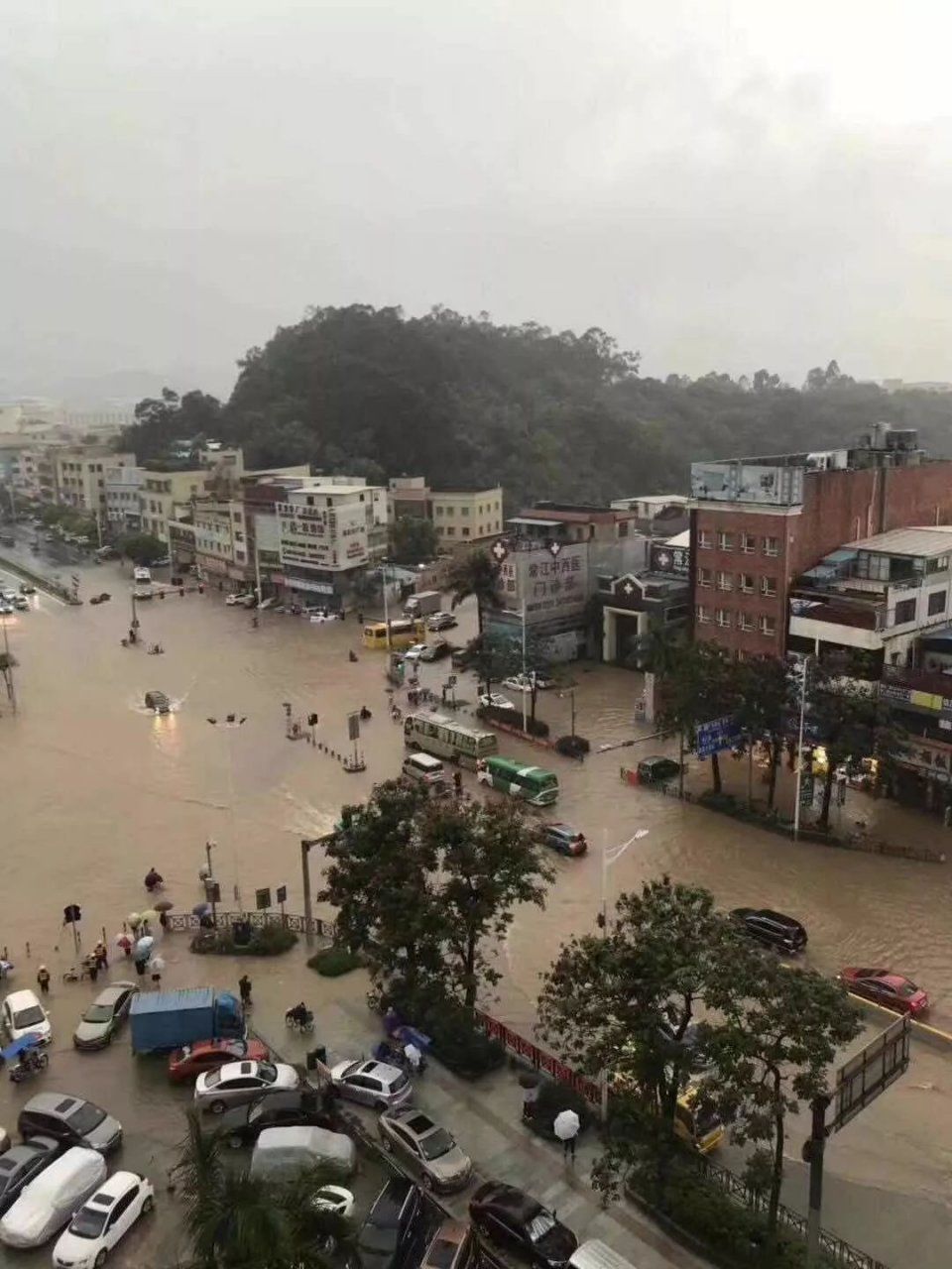 雷暴雨突袭广州!广东多地严重水浸+塞车!未来还有5号台风...