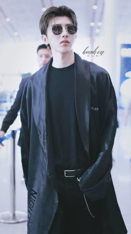 蔡徐坤霸气出发芬兰,气场全开!风格与之前判若