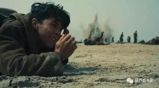 众所周知,战争片没办法讨巧甚至要真实要震撼,更要把所有人都已经知道结局的故事拍出新鲜感,将商业片与艺术片完美结合的导演诺兰大神则带着口碑炸裂的新作为明年的奥斯卡争夺战再添噱头。然而当诺兰将观众带入战场之时也让很多影迷朋友把评论区搞得硝烟四起,诺兰要和吴京对谈的消息更是瞬间在微博朋友圈炸了锅。挺狼派认为被吹嘘成神的好莱坞导演来中国捞金还要和我们的国民英雄冷锋对谈实在是恬不知耻,挺兰派则怒怼表现愈加狂妄的新晋票房暴发户根本没有资格和资历深厚的导演交流,好在最终由于吴京的行程冲突让这场中外导演巅