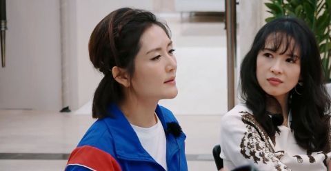 谢娜邀请妻子团做游戏,章子怡一个动作,暴露和