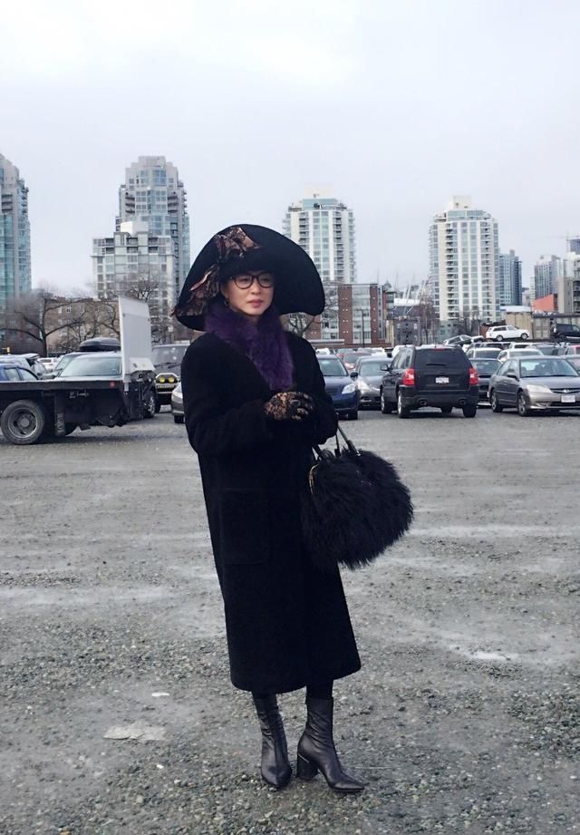 五十岁金星变身时尚教母,出席活动一袭红装,温