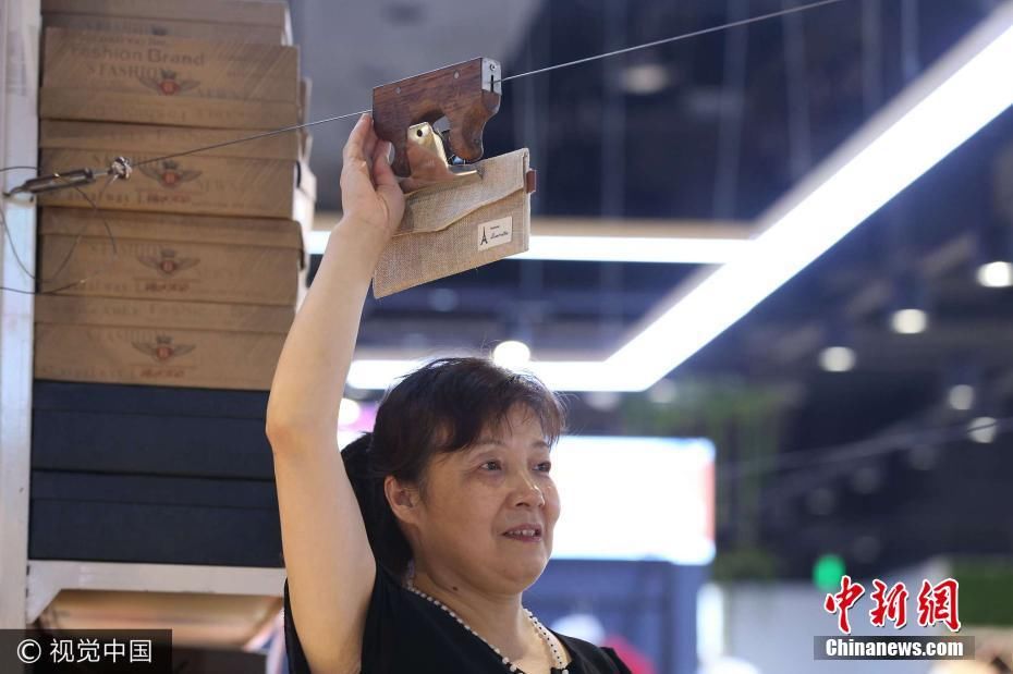 上海重现钢丝收银 中老年顾客付款少跑腿