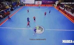 本泽马踢5人制足球虐菜!一条龙单挑对手进球