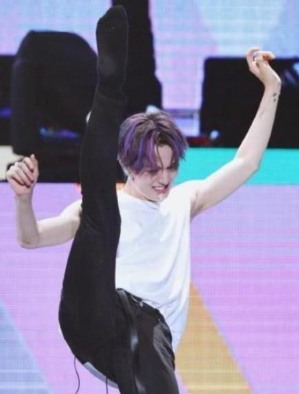 男星挑战一字马,杨洋轻松,鹿晗痛苦,王俊凯显摆