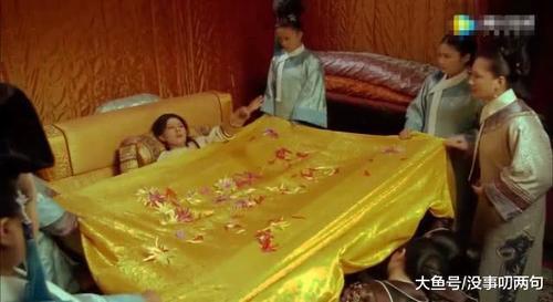 甄嬛第二次生孩子, 为何被子上撒满菊花? 掩盖