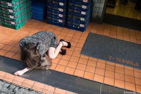 真实的日本女人喝醉后,直接在路边睡觉,醒来发