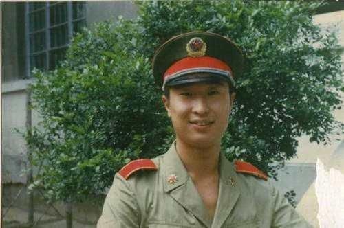 春晚舞台演反串走红,娶妻生子非常低调,却享受