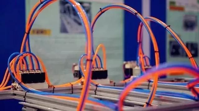 方程式赛车、倾斜式停车位…为啥这些新玩意儿