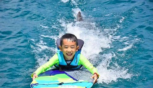 Jasper游泳与海豚“共舞” 小甜椒眉眼弯弯开心露齿 澳门百家乐