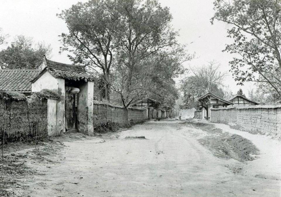 老照片:看看110年前的四川成都是什么样子，街道整齐，静谧祥和