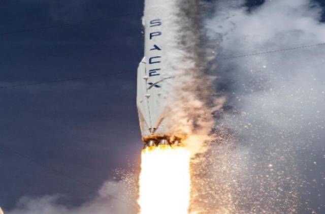 马斯克再封神!跳票6年，spaceX 重型猎鹰首飞成功，燃爆!