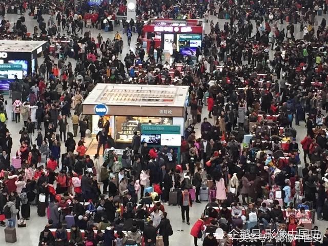 上海虹桥高铁站春运景象：千山万水挡不住游子回家过年 现场图