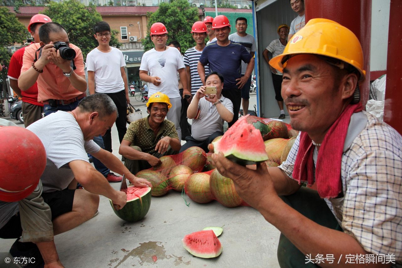 镜头下：高温工地上农民工干活的10个瞬间 有一张画面很温暖-搜狐大视野-搜狐新闻