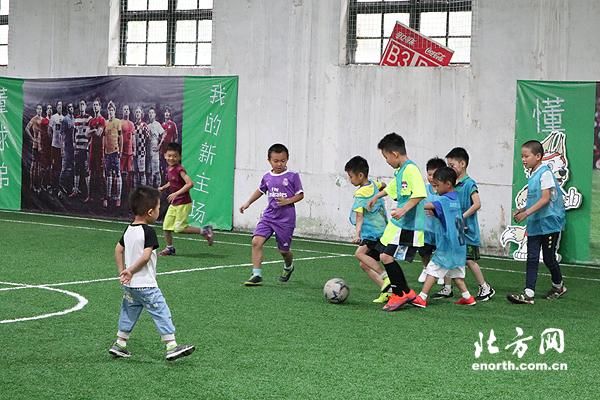 注入新活力 体育俱乐部网友参加趣味足球青训