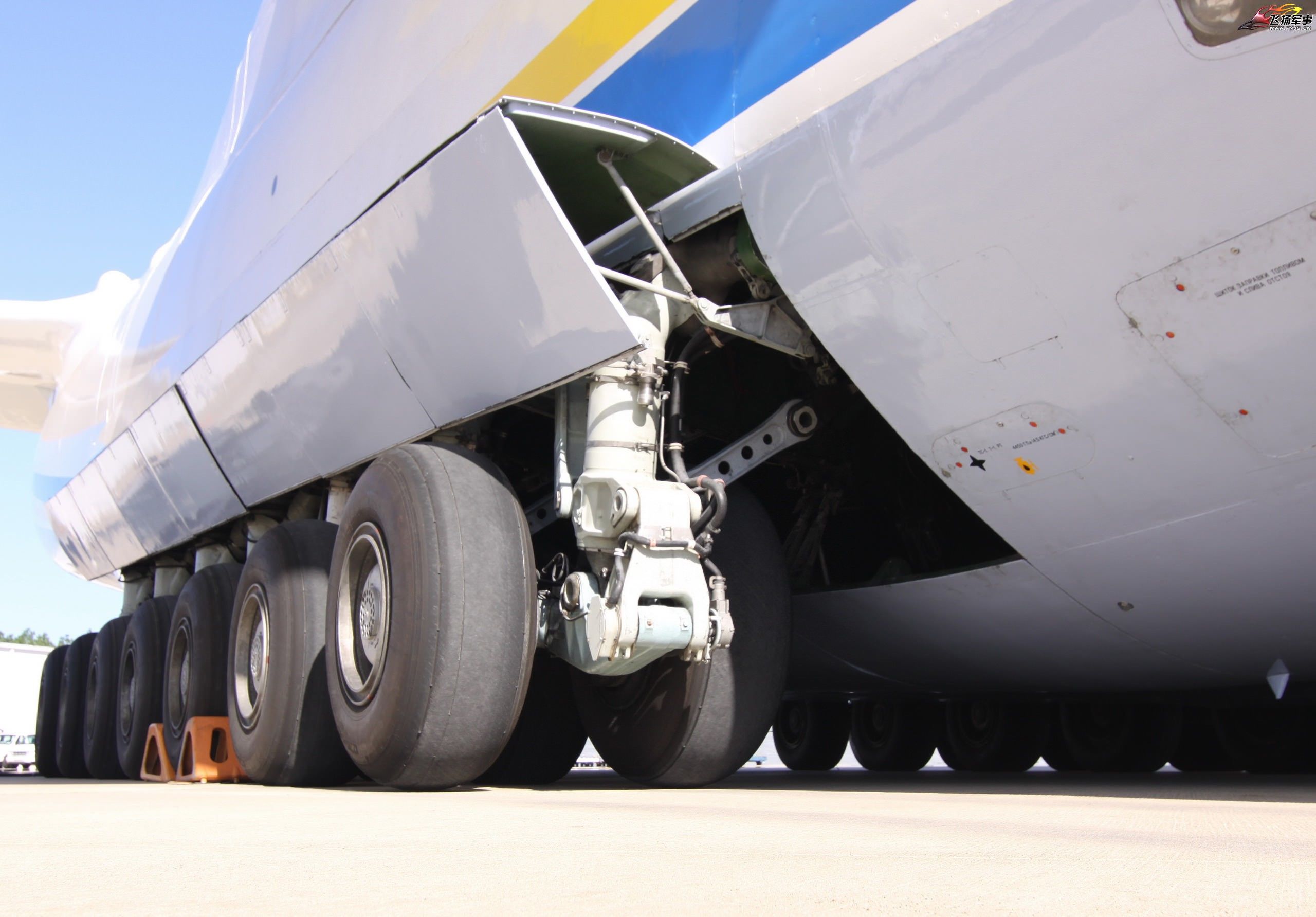 世界上最大的运输机安-225有多大?