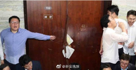 堪比大片!韩国300多议员在国会打了起来,撬棍