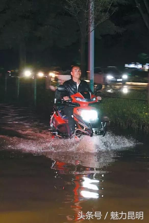 云南财大和西南林大被淹！同学们坐着拖拉机、三轮车“漂洋过海”