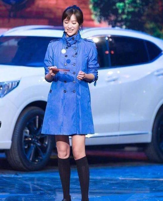 徐静蕾携老公同框亮相,穿灰色连帽卫衣低调秀恩爱,真令人羡慕!