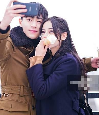 谁能让迪丽热巴在自己怀中吃东西?25岁的他做