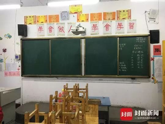 地震了教室门打不开!危急时刻,这位老师的举动