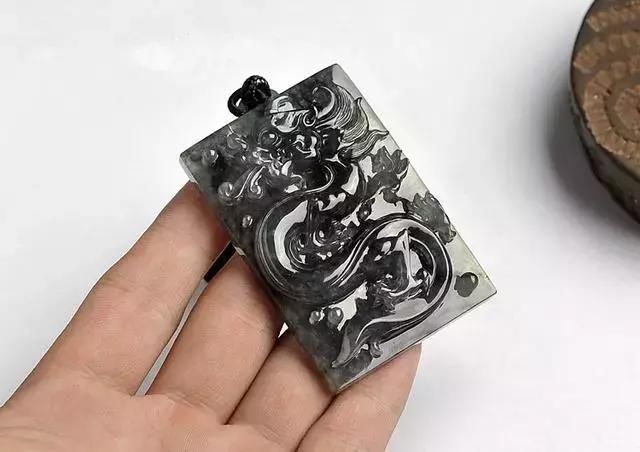 叫价1500万的翡翠原石,一刀下去竟然脏兮兮