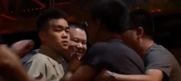 粉丝拿尖锐物体冲向岳云鹏,尚筱菊临危挡在师父前面,感动! 百乐宫平台