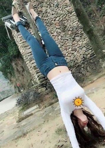 美女给男友表演倒立,结果却发生意外让她十分尴尬!