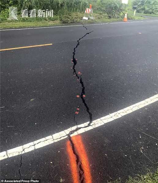 夏威夷火山大爆发 熔岩溅射铺\＂火光地毯\＂