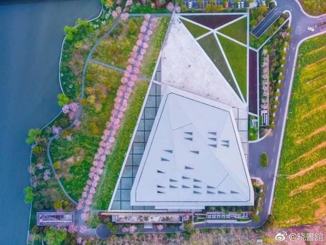 高晓松的诗和远方，大概就是晓书馆的模样