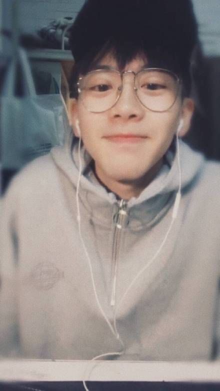 费启鸣为什么这么红 费启鸣高中照片遭扒揭其