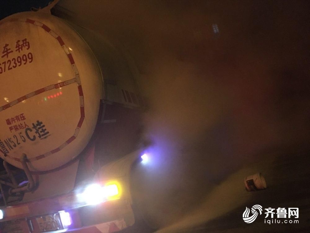 凌晨淄川一收费站罐车轮胎起火 收费员协助紧