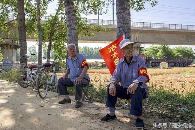 河南汤阴:高铁从我头顶过，火车道下是我的家