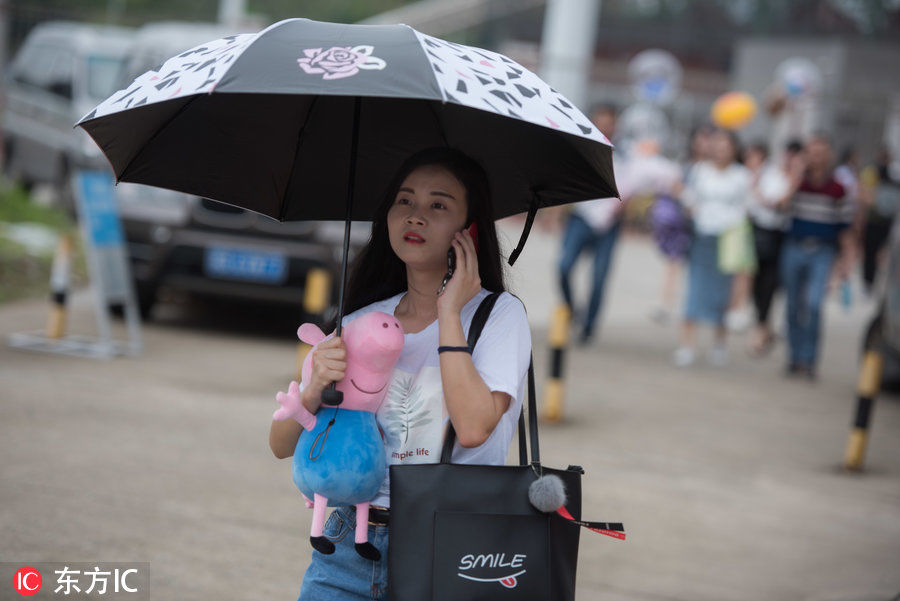 拍毕业照惊现小猪佩奇 还有横幅请班主任开个