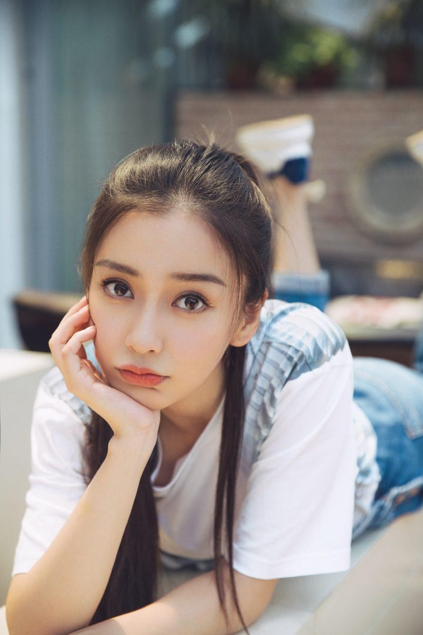 baby这段时间的努力大家都看在眼里,她一直都在进步,前阵子她在自己的微博上分享了自己十分可爱的小海绵,这段话十分耐人寻味,好像刻意的在暗示着什么,没想到大家一直在期盼的吴奇隆刘诗诗娃娃一直没有盼到,而黄晓明baby却马上有了新动向。