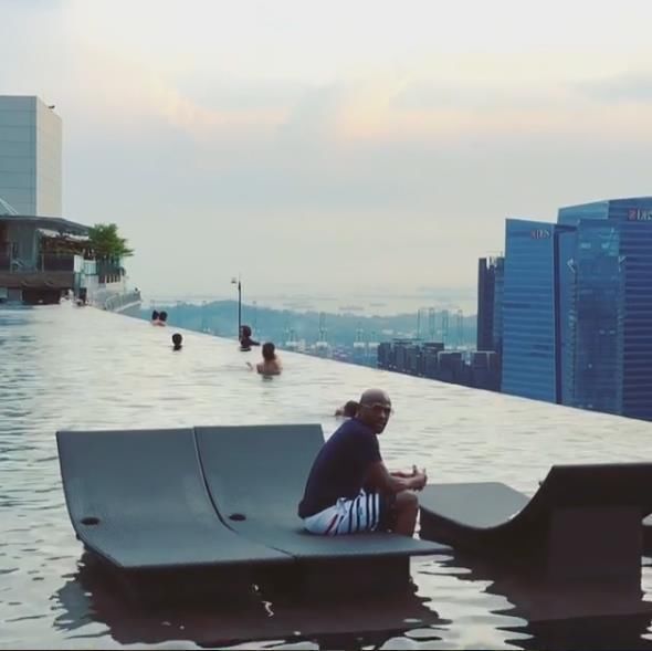 真土豪!梅威瑟畅游新加坡，在世界最贵酒店楼顶泳池享受时光