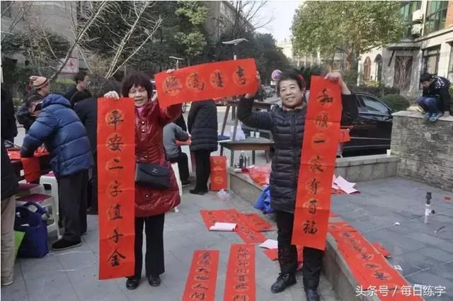 2018春节来到，各地书法家们忙着给大家写春联，拜年啦！