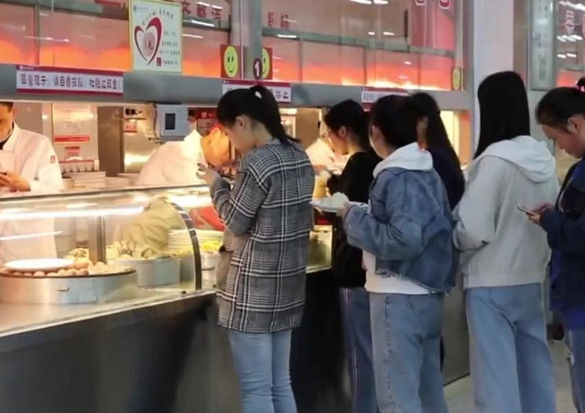 大学食堂为让学生吃早餐,一个鸡蛋一毛钱,你愿