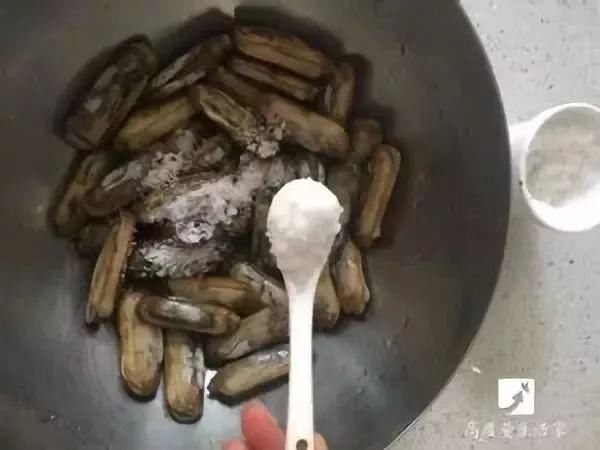 2分钟让蛤蜊蛏子速度把沙土吐干净,赶紧学起来!