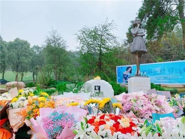 姚贝娜离世5年，张碧晨再送祝福，墓前鲜花不断，她是天生歌者