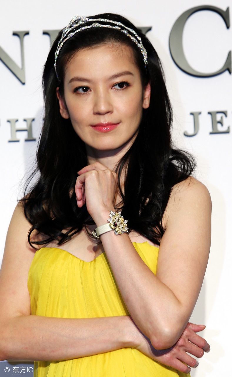 林熙蕾穿黄连衣裙亮相某活动，网友:手环很好看，精致!
