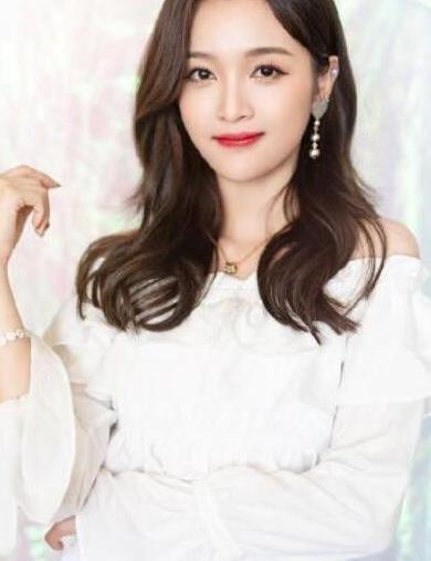 吴宣仪体重85斤, 穿紧身裤被路人拍, 身材缺陷