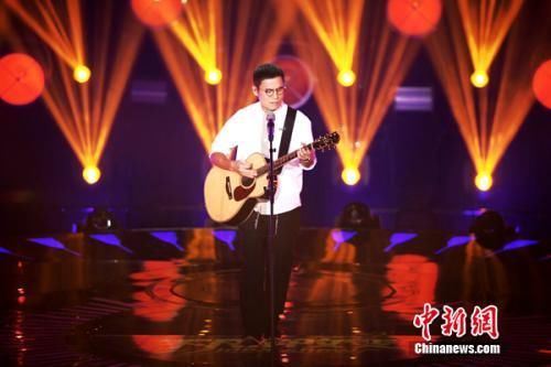 罗大佑吉他弹唱《光阴的故事》 亮相《不凡的