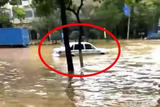 东莞暴雨汽车飘浮甚至没顶，台风漂移，未来天气你要有心理准备