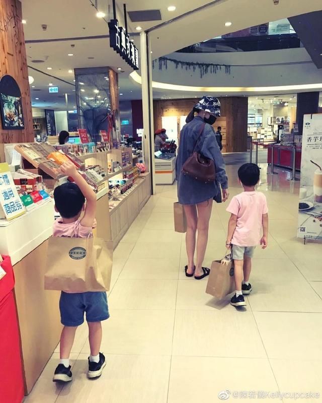 陈若仪带儿子们看夕阳,孩子吃冰淇淋弄脏嘴,冲镜头发懵太可爱