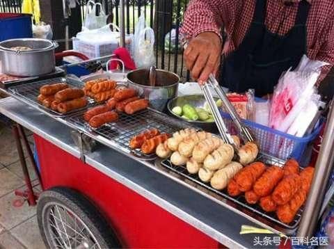 2元钱一根的烤肠里究竟是什么肉?看完你还敢吃烤肠吗?
