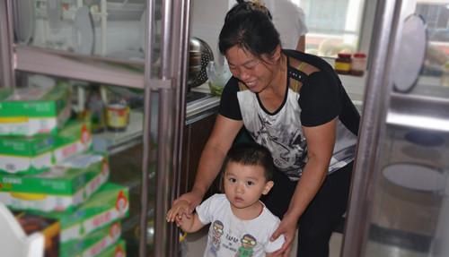 别管婆婆带娃多强势,孩子未满1周岁,这3样辅食一定不给宝宝吃