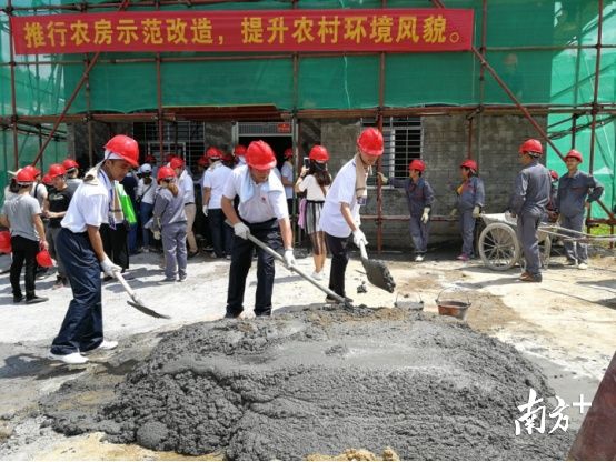 主持过广州白云机场等项目的设计大师在粤西农村当起泥水工，咋回