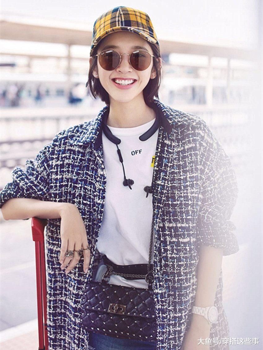 张雪迎衬衫配短裙好时尚, 却被格纹棒球帽抢镜