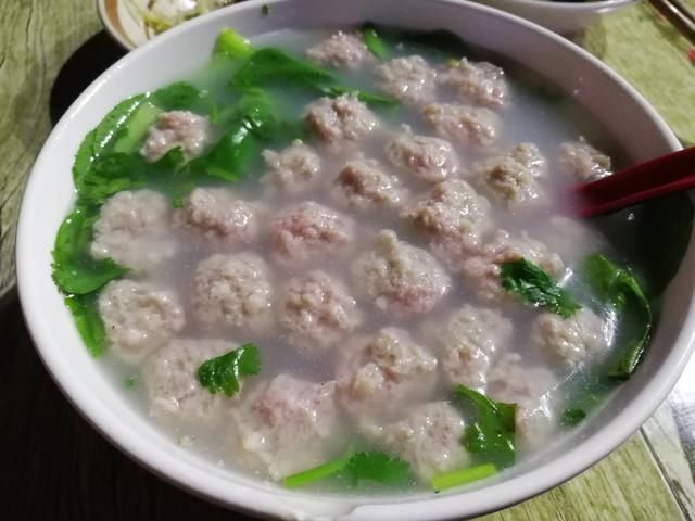 深夜的郑州适合一个人吃的，除了烩面拉面饸饹面，还有生氽丸子汤